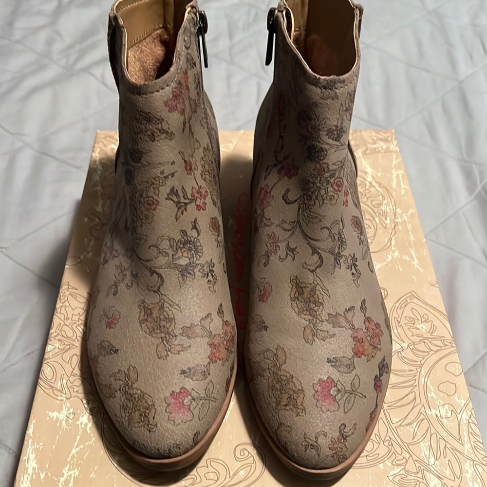 American rag size 7.5 zip taupe/floral ankle booties
